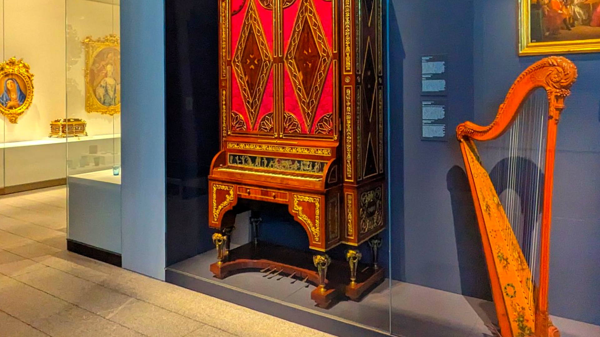 Galería de las Colecciones Reales. Arpa y Piano